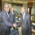 Le Ministre saluant le Directeur Général du Contrôle Général de la BEAC, Bienvenu Marius Roosevelt FEIMONAZOUI, de nationalité centrafricaine